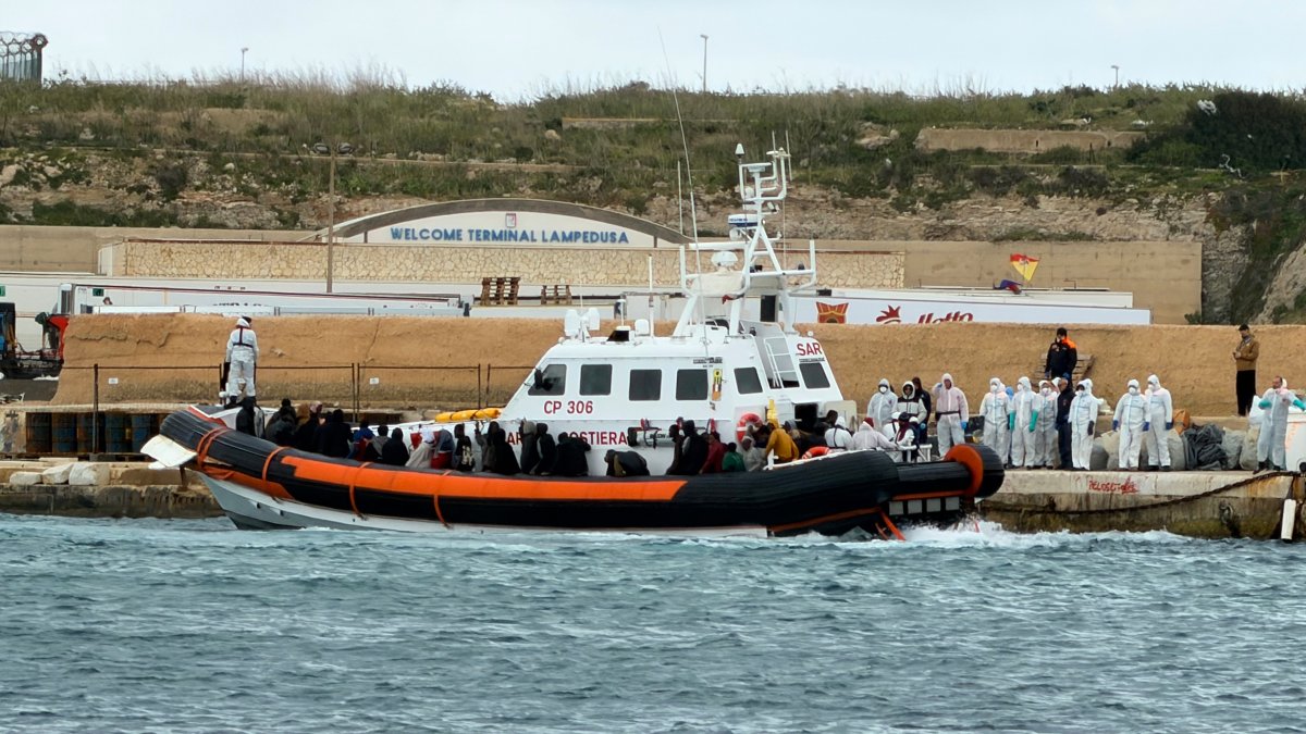 In this photo provided by Mediterranea Saving Humans, an Italian Coast Guard rescue boat at dock in the southern Italian island of Lampedusa, disembarks survivors and bodies rescued from a dinghy filled with migrants at about 80 nautical miles from the island of Lampedusa, Italy, Wednesday, April 1, 2026. (Mediterranea Saving Humans via AP)