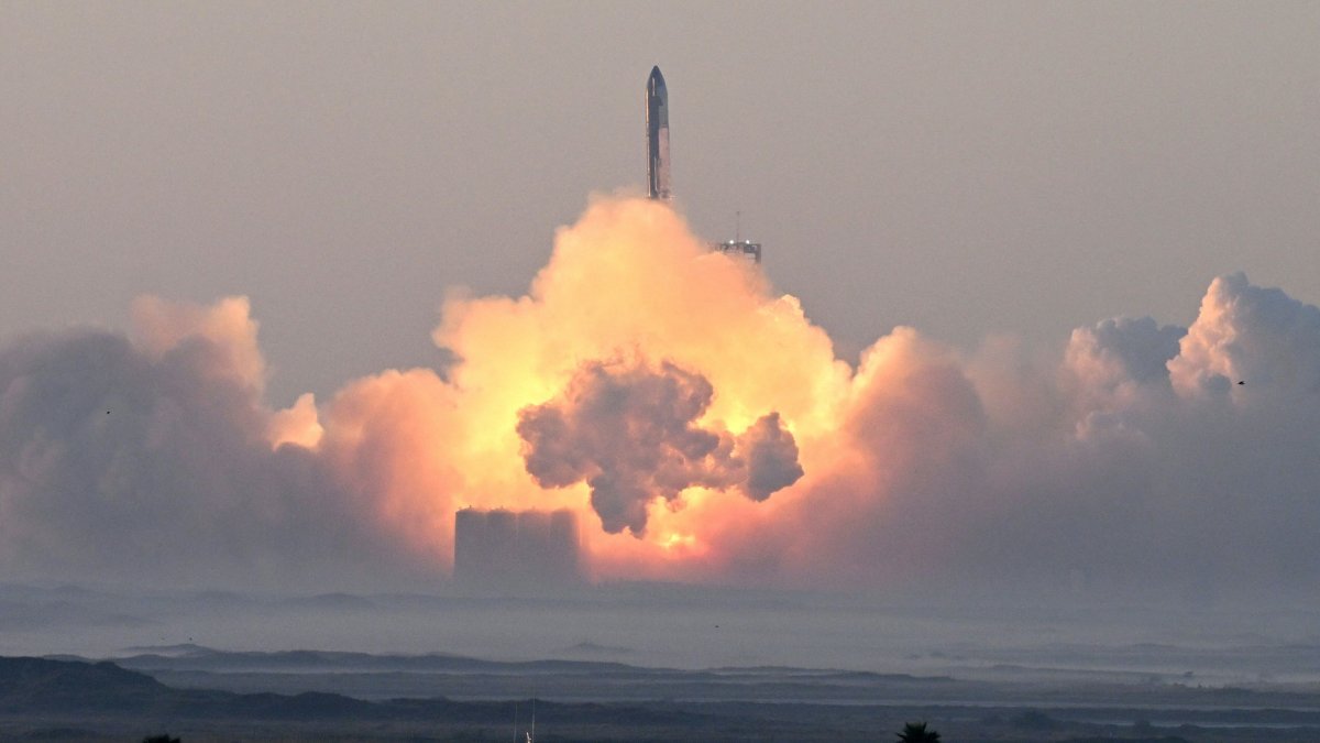 SpaceX's Starship rocket launches from Starbase during its second test flight in Boca Chica, Texas, U.S., Nov. 18, 2023. (AFP Photo)