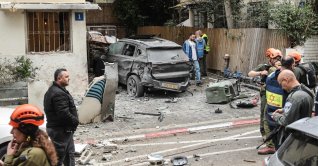Israeli security forces and first responders work at the site of an impact in a residential neighbourhood of Tel Aviv following an Iranian strike, April 1, 2026. (AFP Photo)