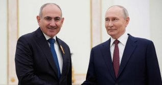 Russian President Vladimir Putin (R) greets Armenian Prime Minister Nikol Pashinyan prior to their meeting at the Kremlin in Moscow, April 1, 2026. (AFP Photo)
