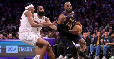 Los Angeles Lakers' LeBron James (R) is defended by Cleveland Cavaliers guard James Harden (C) and forward Nae'qwan Tomlin in the first half at Crypto.com Arena,  Los Angeles, U.S., March 31, 2026. (Reuters Photo)