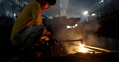 FA worker welds a steel bar at a steel processing production line of a factory in Mandi Gobindgarh, the northern state of Punjab, India, Aug. 14, 2025. (Reuters Photo)
