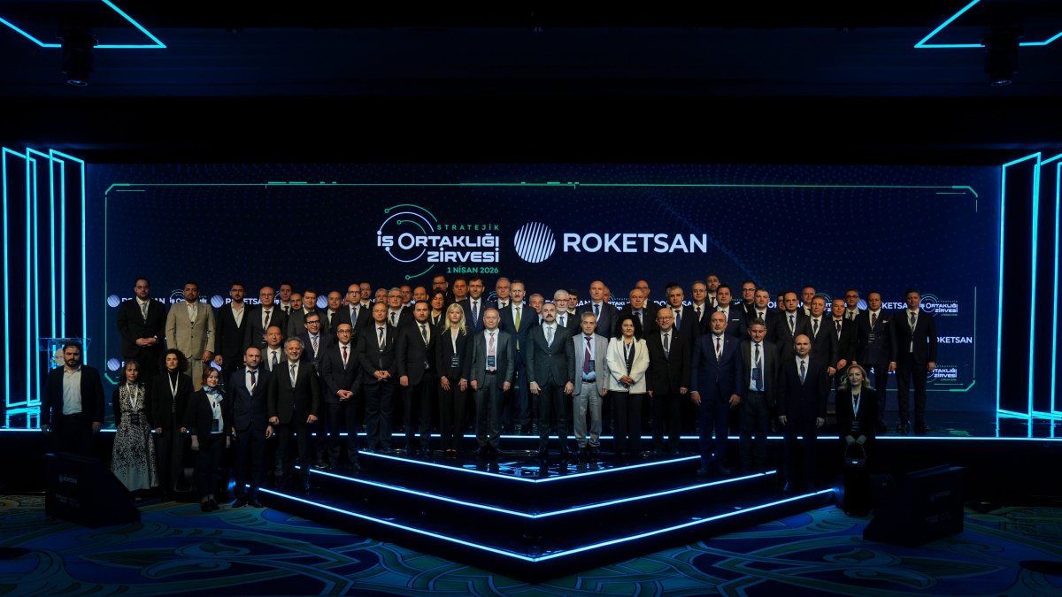 After the speeches, the participants take a commemorative photo in the "Strategic Partnership Summit" organized by Roketsan, Ankara, Türkiye, April 1, 2026. (AA Photo)