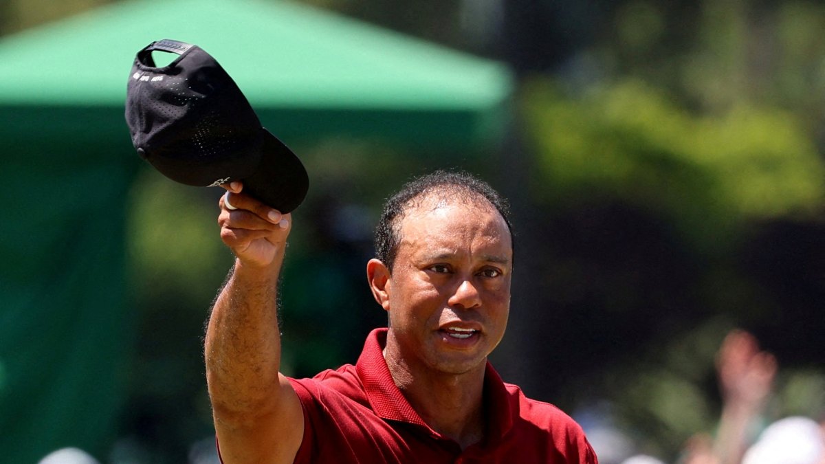 Tiger Woods of the U.S. acknowledges the crowd on the green on the 18th hole after completing his final round during the Masters at the Augusta National Golf Club, Augusta, U.S., April 14, 2024. (Reuters Photo)