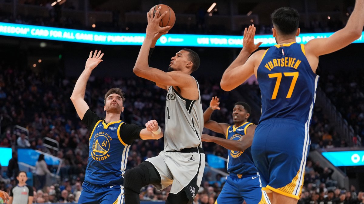 San Antonio Spurs' Victor Wembanyama (C) drives to the hoop between Golden State Warriors' Pat Spencer (R) and Ömer Yürtseven in the fourth quarter at the Chase Center, San Francisco, U.S., April 1, 2026. (Reuters Photo)