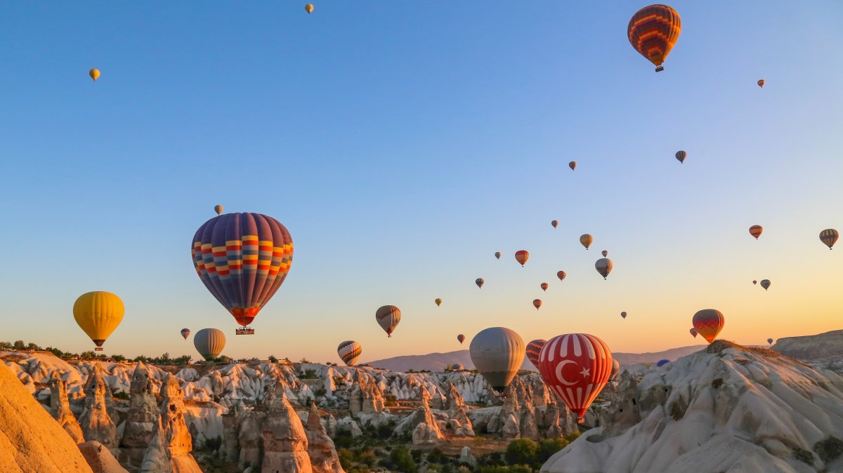 An aerial view of colorful hot air balloons, Cappadocia, Türkiye. (Shutterstock Photo)