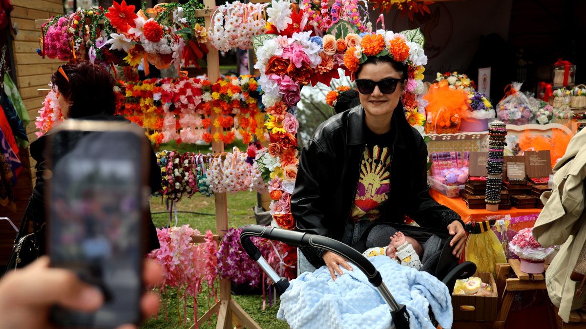 A visitor poses at the International Orange Blossom Carnival, Adana, southern Türkiye, April 1, 2026. (İHA Photo)
