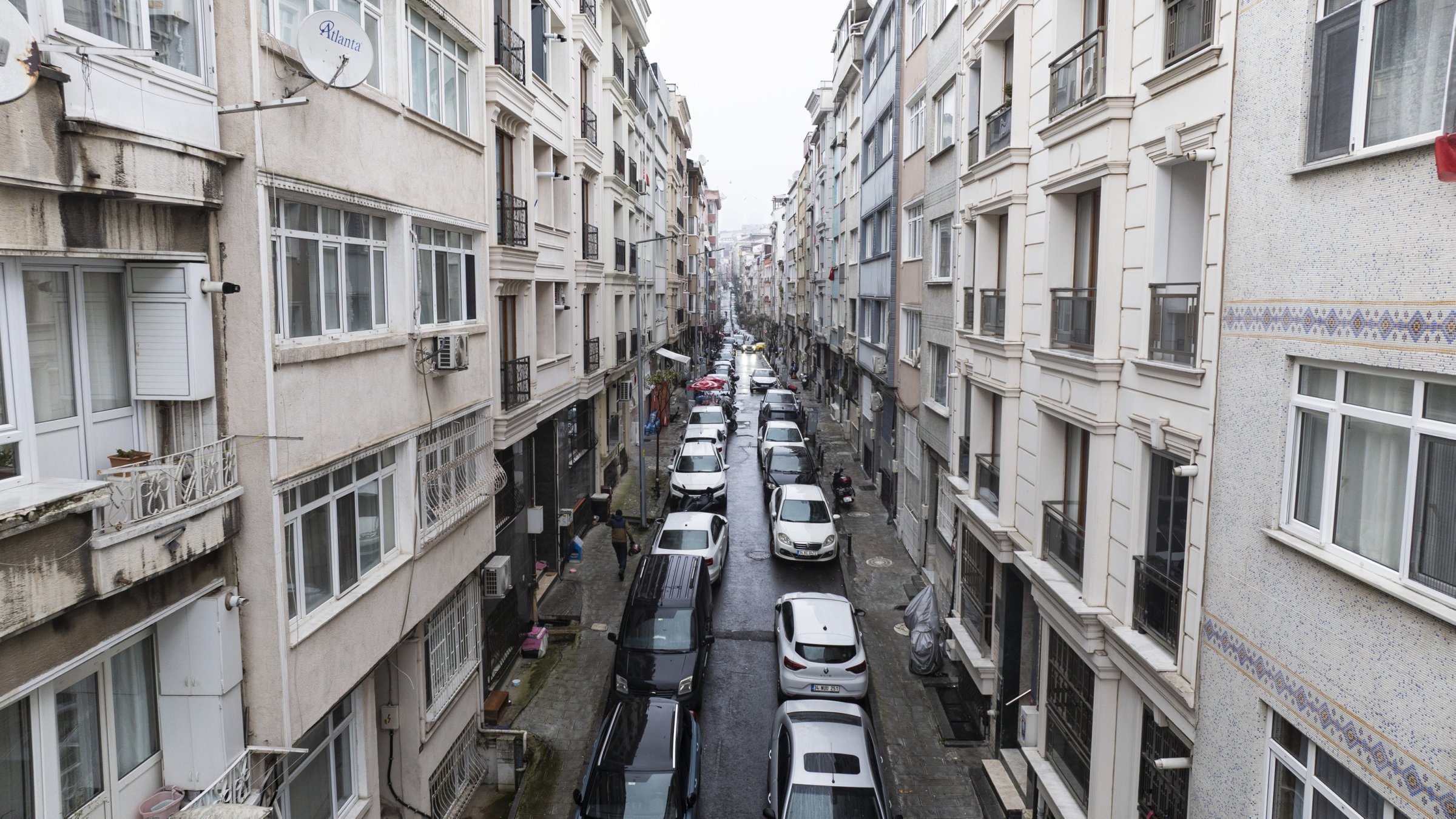 A street in a residential neighborhood crowded with cars parked on both sides, Istanbul, Türkiye, Feb. 22, 2026. (AA Photo)