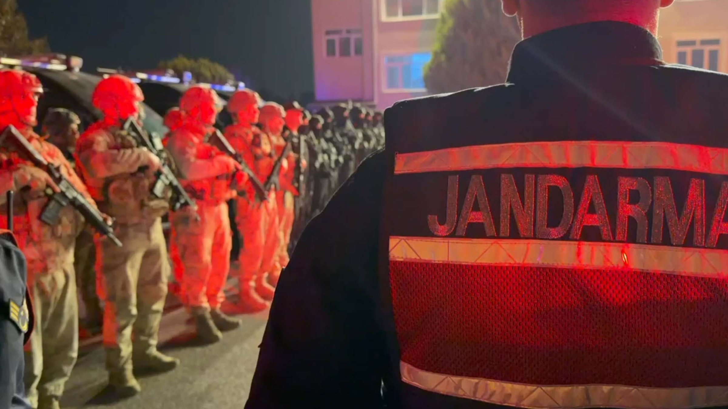 Turkish security forces carry out a simultaneous operation against Daesh suspects, Izmir, Türkiye, April 2, 2026. (DHA Photo)