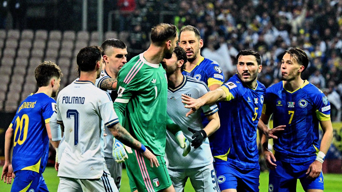 Bosnia-Herzegovina's Sead Kolasinac (2nd R) intervenes during a scuffle between Italy's Gianluigi Donnarumma (C) and Bosnia-Herzegovina's (R) during the FIFA World Cup 2026 European qualification final football match between Bosnia-Herzegovina and Italy at the Bilino-Polje stadium, Zenica, Bosnia and Herzegovina, March 31, 2026. (AFP Photo)