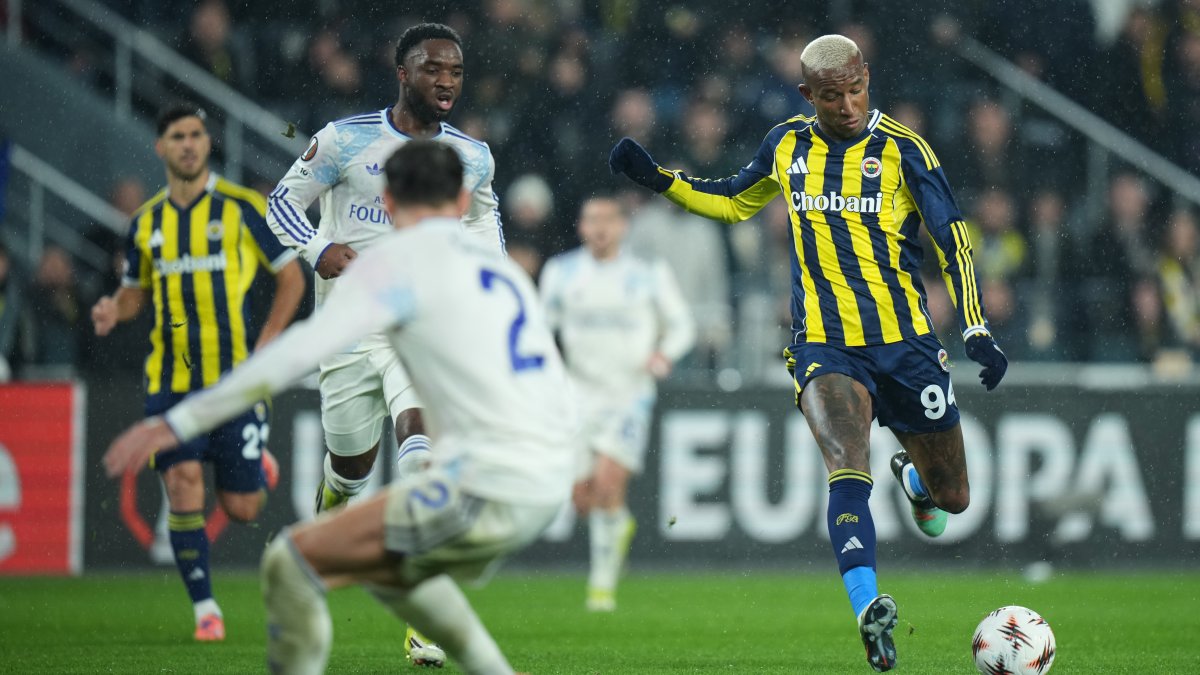 Fenerbahçe's Anderson Talisca (R) attempts to score during a Europa League opening phase match between Fenerbahçe and Aston Villa, Istanbul, Türkiye, Jan. 22, 2026. (AP Photo)