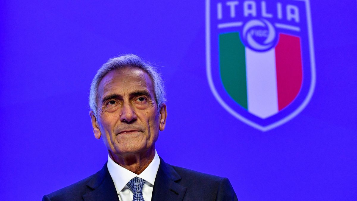 New Italian Football Federation (FIGC) President Gabriele Gravina poses with the federation&amp;amp;#039;s logo following the vote at the FIGC&amp;amp;#039;s elective assembly at Rome&amp;amp;#039;s Fiumicino airport, Italy, Oct. 22, 2018. (AFP Photo)