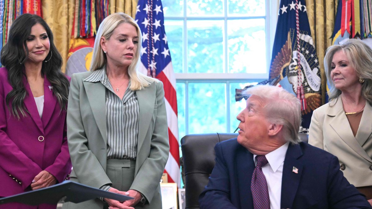 U.S. Secretary of Homeland Security Kristi Noem (L) and U.S. Attorney General Pam Bondi (2nd L) listen as President Donald Trump speaks before signing an order sending National Guard troops to Memphis, Washington, D.C., U.S., Sept. 15, 2025. (AFP Photo)