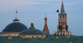 A bird flies with a backdrop of the Kremlin, Moscow, Russia, March 17, 2026. (Reuters Photo)