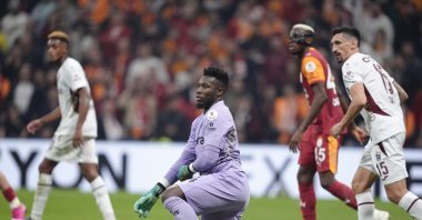 Trabzonspor's Andre Onana in action during the Süper Lig match against Galatasaray at RAMS Park Stadium, Istanbul, Türkiye, Nov. 1, 2025. (Getty Images Photo)