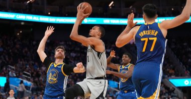 San Antonio Spurs' Victor Wembanyama (C) drives to the hoop between Golden State Warriors' Pat Spencer (R) and Ömer Yürtseven in the fourth quarter at the Chase Center, San Francisco, U.S., April 1, 2026. (Reuters Photo)