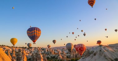 An aerial view of colorful hot air balloons, Cappadocia, Türkiye. (Shutterstock Photo)