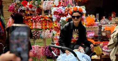 A visitor poses at the International Orange Blossom Carnival, Adana, southern Türkiye, April 1, 2026. (İHA Photo)