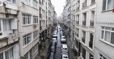 A street in a residential neighborhood crowded with cars parked on both sides, Istanbul, Türkiye, Feb. 22, 2026. (AA Photo)