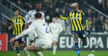 Fenerbahçe's Anderson Talisca (R) attempts to score during a Europa League opening phase match between Fenerbahçe and Aston Villa, Istanbul, Türkiye, Jan. 22, 2026. (AP Photo)