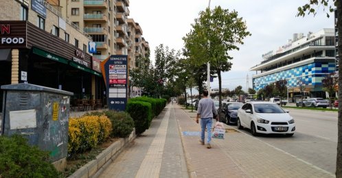 A man walks on a sidewalk close to parked cars, Bursa, northwestern Türkiye, Sep. 23, 2025. (Shutterstock Photo)