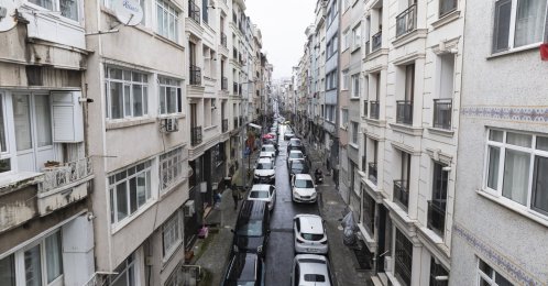 A street in a residential neighborhood crowded with cars parked on both sides, Istanbul, Türkiye, Feb. 22, 2026. (AA Photo)