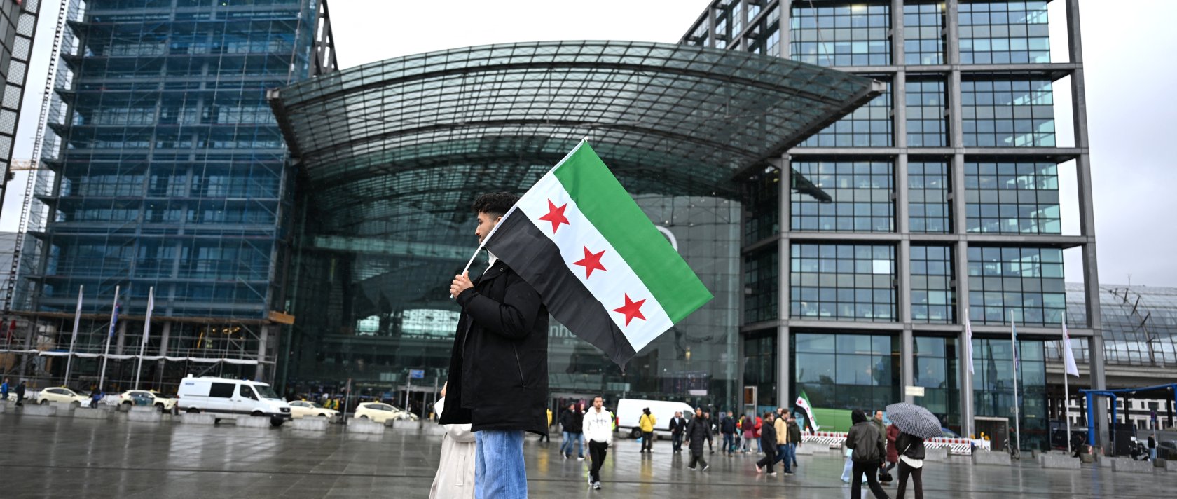A participant holds up a Syrian flag at a pro-Syrian rally on Washingtonplatz, Berlin, March 30, 2026. (AFP Photo)
