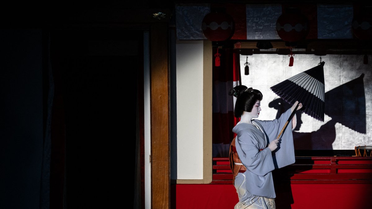 A geisha takes part in a rehearsal for the annual "Miyako Odori," Kyoto, Japan, March 31, 2026. (AFP Photo)