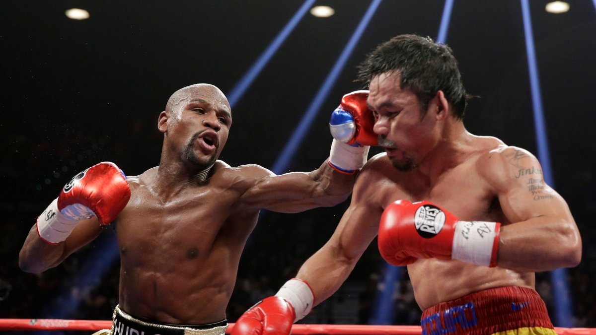 Floyd Mayweather Jr. (L) hits Manny Pacquiao during their welterweight title fight, Las Vegas, U.S., May 2, 2015. (AP Photo)