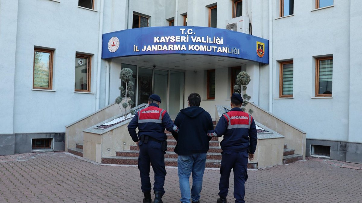 Gendarmerie forces detain a suspect linked to Daesh terrorist group in central Kayseri province, Türkiye, April 1, 2026. (AA Photo)