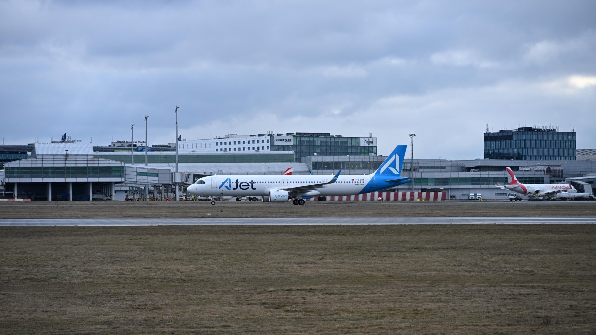 A jet prepares for takeoff at Istanbul Sabiha Gökçen Airport, Istanbul, Türkiye, Feb. 15, 2026. (Shutterstock Photo)