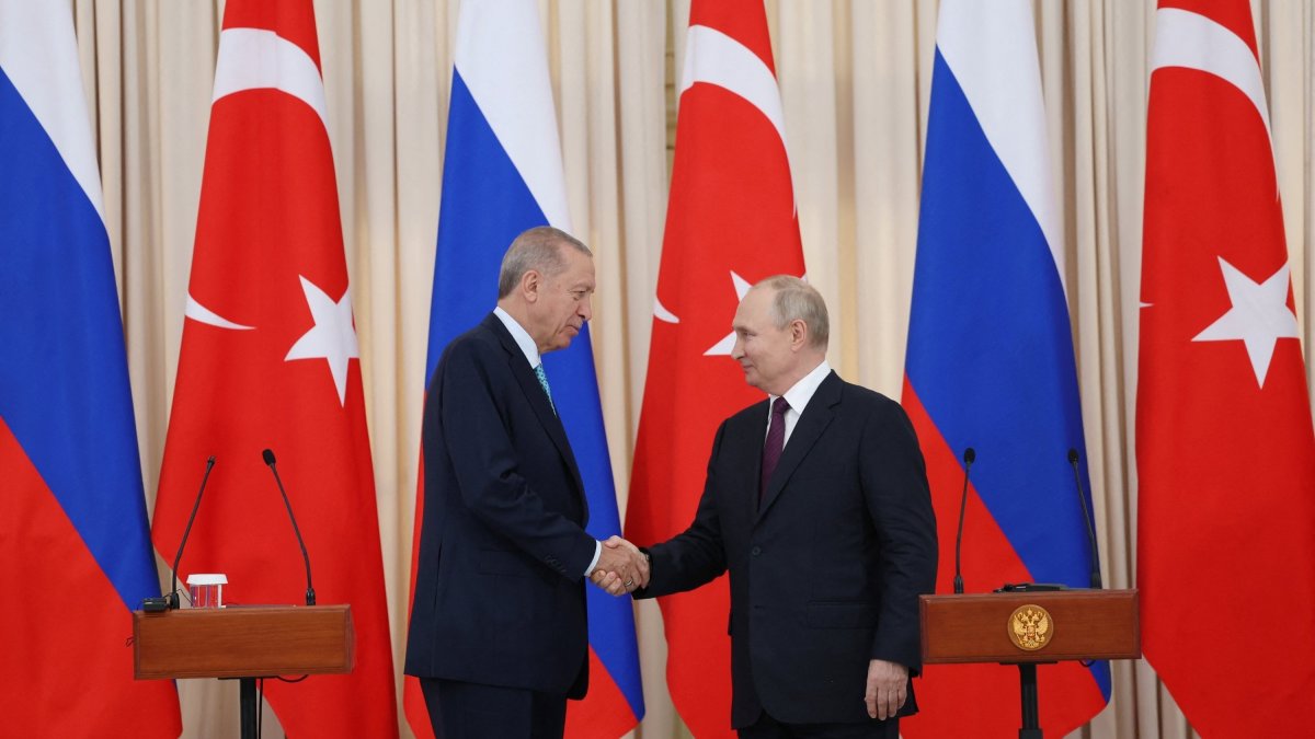 President Recep Tayyip Erdoğan shakes hands with his Russian counterpart Vladimir Putin during a news conference in Sochi, Russia, Sept. 4, 2023. (Reuters File Photo)