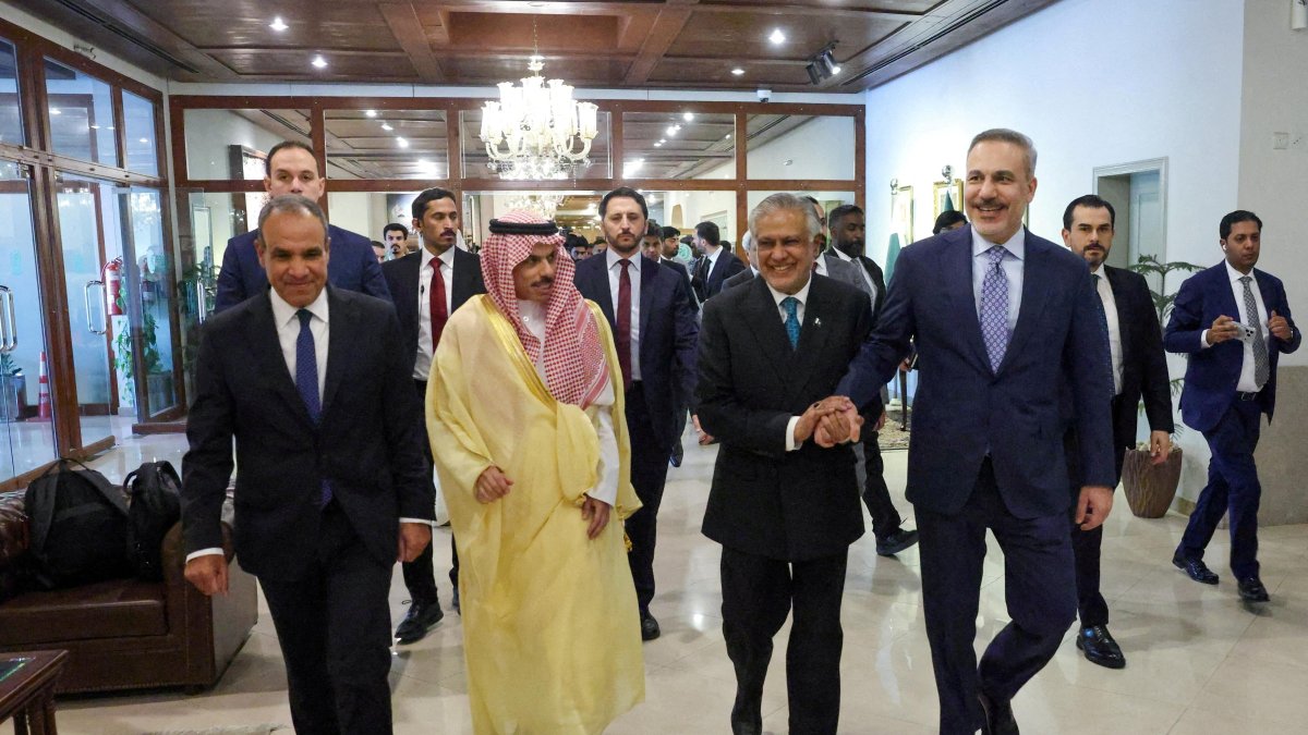Foreign Ministers Badr Abdelatty of Egypt, Prince Faisal bin Farhan Al Saud of Saudi Arabia, Ishaq Dar of Pakistan and Hakan Fidan of Türkiye meet to discuss regional de-escalation, amid the U.S.-Israel conflict with Iran, in Islamabad, Pakistan, March 29, 2026. (Reuters File Photo)