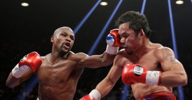 Floyd Mayweather Jr. (L) hits Manny Pacquiao during their welterweight title fight, Las Vegas, U.S., May 2, 2015. (AP Photo)