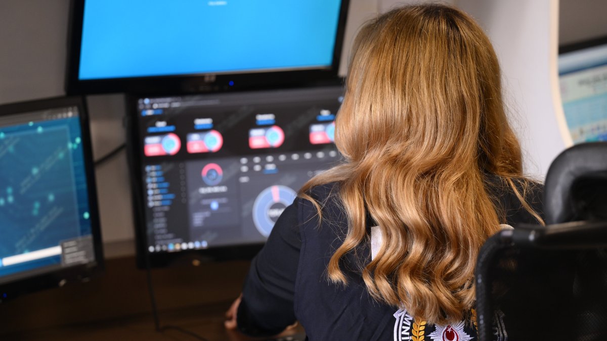 A police officer tracks alerts on a screen, directing rapid response teams, Istanbul, Türkiye, April 1, 2026. (AA Photo)