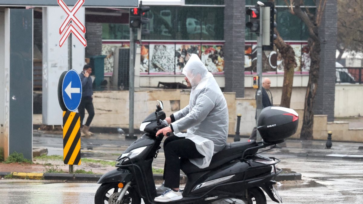 A motorcyclist wears a raincoat in heavy rain, Gaziantep, Türkiye, April 2, 2026. (AA Photo)