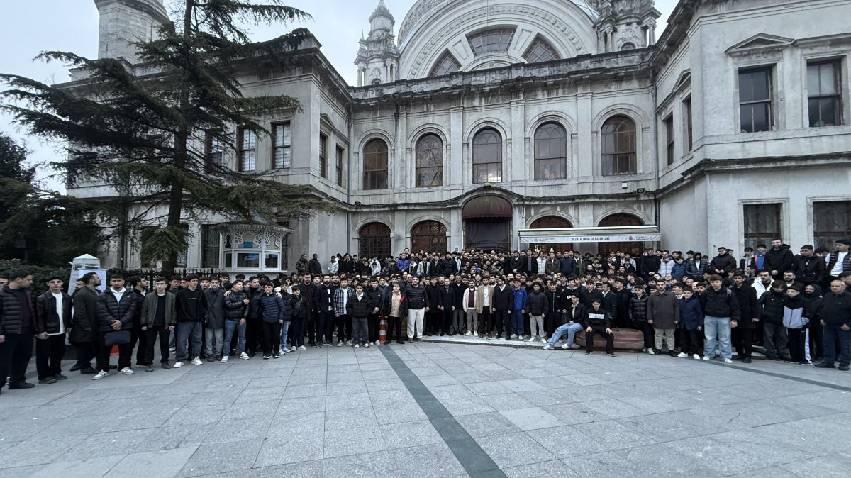 Youth gather in front of Dolmabahçe Mosque for TÜGVA’s morning prayer program, Istanbul, Türkiye, April 5, 2026. (Courtesy of TÜGVA)
