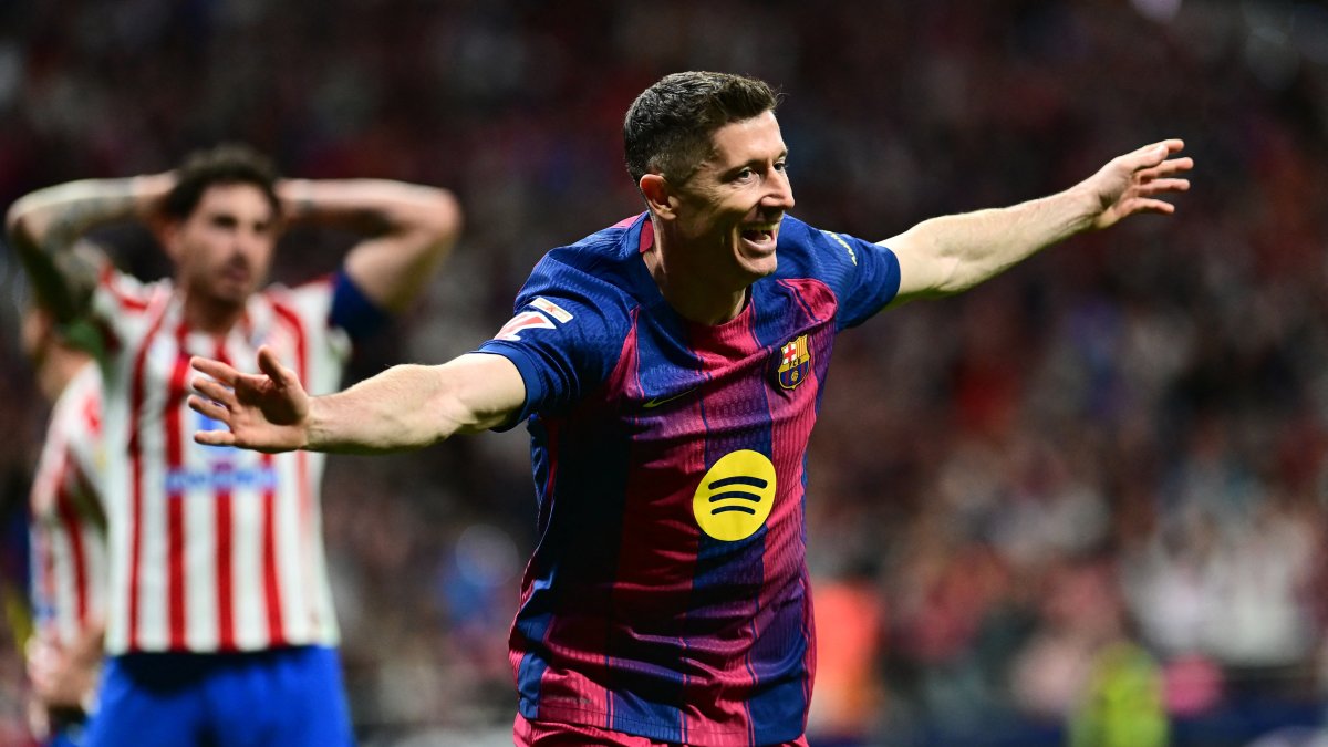 Barcelona's Robert Lewandowski celebrates scoring their second goal in a La Liga match against Atletico Madrid, Madrid, Spain, April 4, 2026. (Reuters Photo)