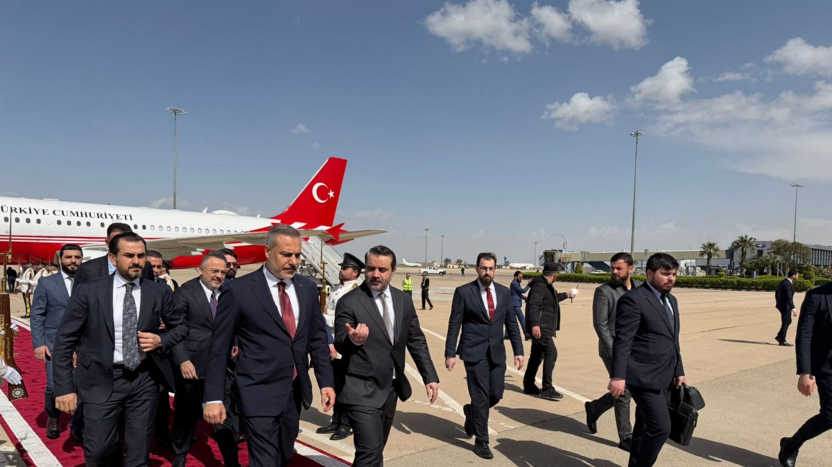 Foreign Minister Hakan Fidan (C) was welcomed by Syria's Asaad Hassan al-Shaibani (R) at the airport, Damascus, Syria, April 5, 2026. (AA Photo)