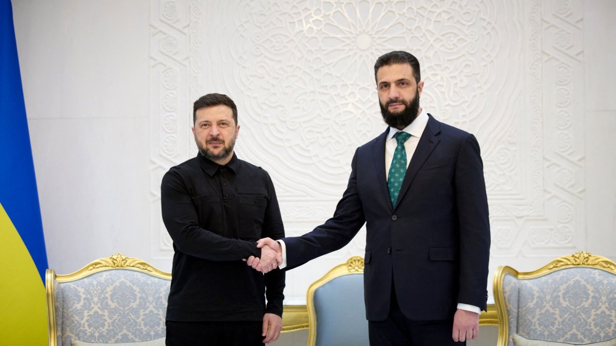 Ukraine's President Volodymyr Zelenskyy (L) and Syrian President Ahmed al-Sharaa shake hands during their meeting in Damascus, Syria, April 5, 2026. (AFP Photo)