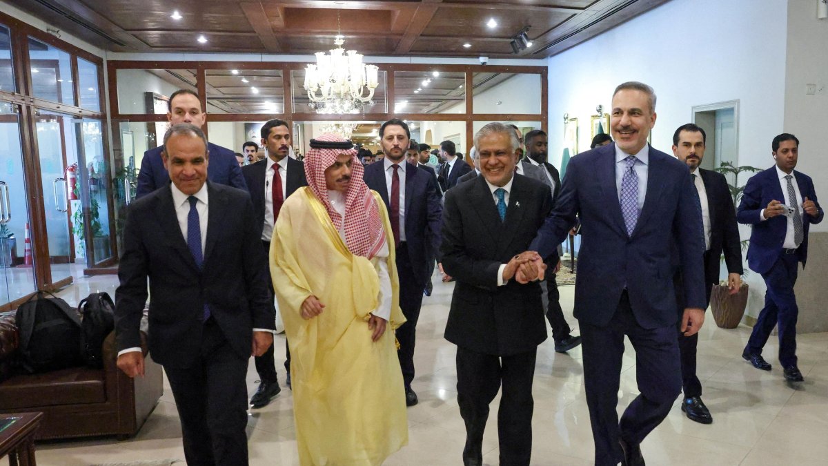 Foreign Ministers Badr Abdelatty of Egypt, Prince Faisal bin Farhan Al Saud of Saudi Arabia, Ishaq Dar of Pakistan and Hakan Fidan of Türkiye meet to discuss regional de-escalation, amid the U.S.-Israel conflict with Iran, in Islamabad, Pakistan, March 29, 2026. (Reuters Photo)