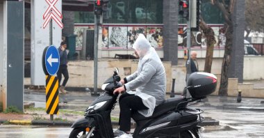 A motorcyclist wears a raincoat in heavy rain, Gaziantep, Türkiye, April 2, 2026. (AA Photo)