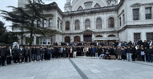 Youth gather in front of Dolmabahçe Mosque for TÜGVA’s morning prayer program, Istanbul, Türkiye, April 5, 2026. (Courtesy of TÜGVA)