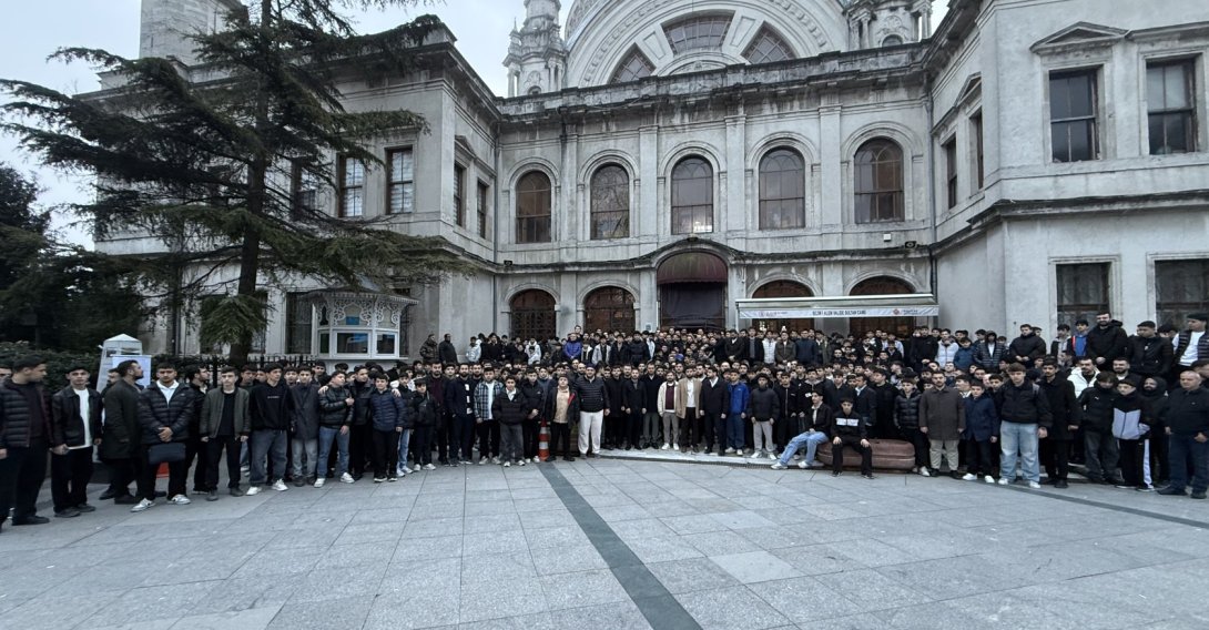 Youth gather in front of Dolmabahçe Mosque for TÜGVA’s morning prayer program, Istanbul, Türkiye, April 5, 2026. (Courtesy of TÜGVA)