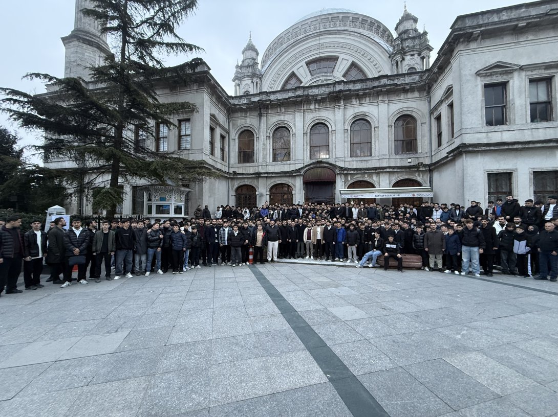 Youth gather in front of Dolmabahçe Mosque for TÜGVA’s morning prayer program, Istanbul, Türkiye, April 5, 2026. (Courtesy of TÜGVA)