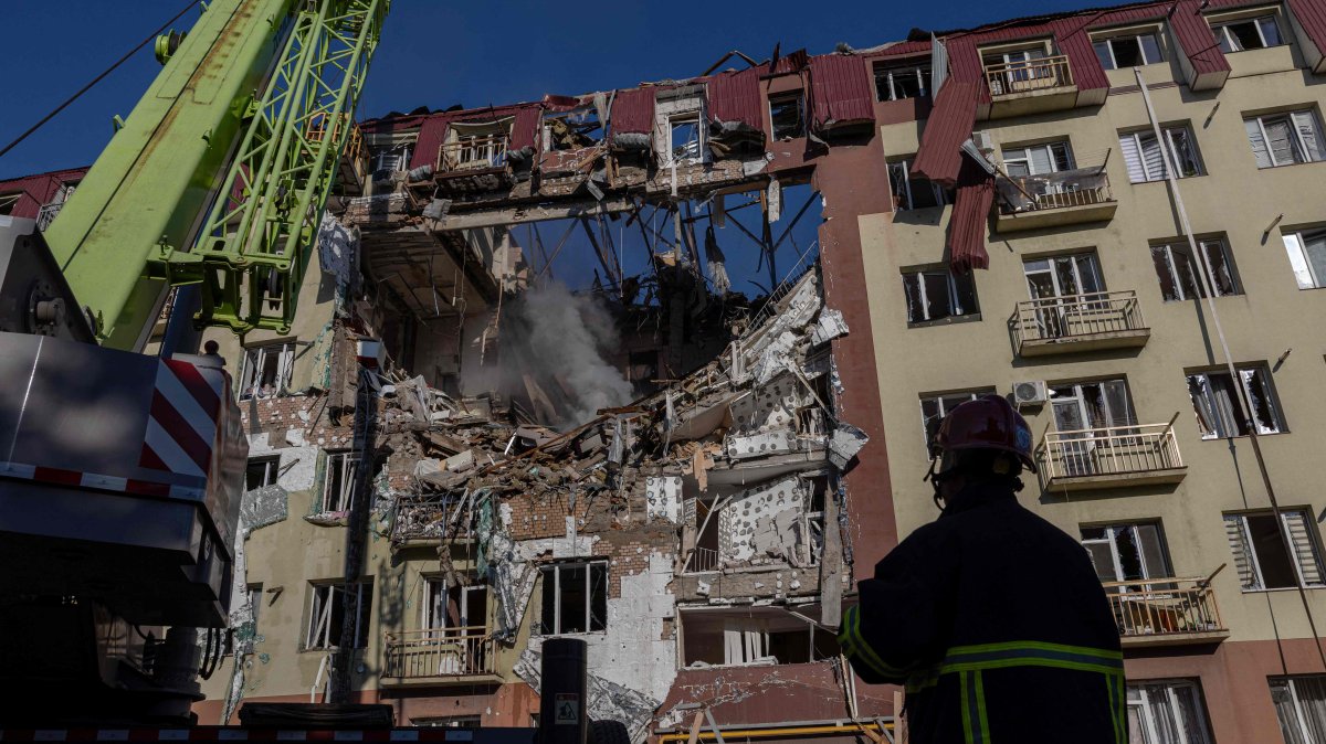 Ukrainian rescuers work at the site of a heavily damaged residential building following a Russian strike in Odesa, Ukraine, April 6, 2026. (AFP Photo)