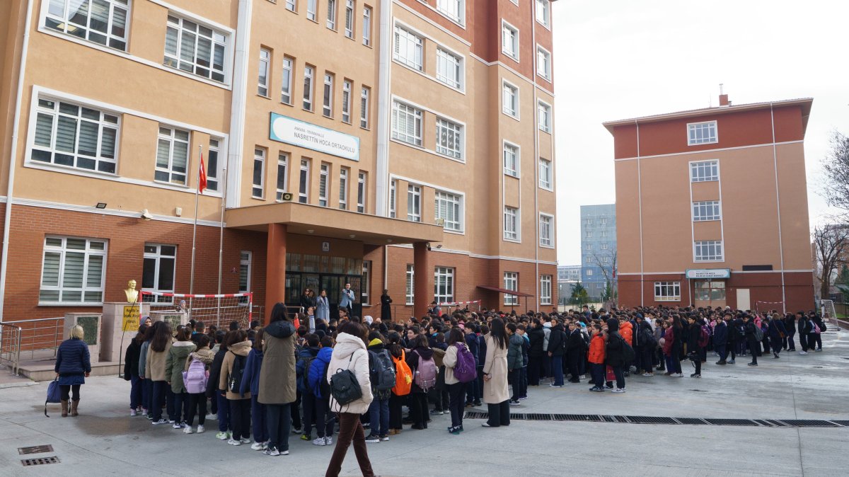 Students and teachers return to classrooms after the second mid-year break, Ankara, Türkiye, March 23, 2026. (AA Photo)