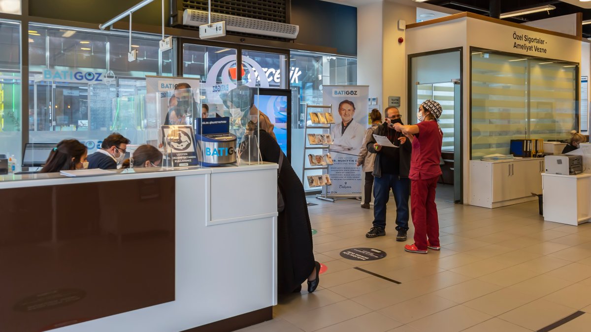 Staff and patients are seen in the lobby of a hospital in Izmir, western Türkiye, Jan. 26, 2021. (Shutterstock Photo)