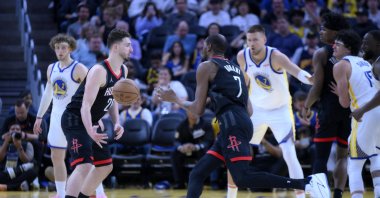Houston Rockets' Alperen Şengün (L) exchanges a pass with teammate Kevin Durant (C) during the NBA game against the Golden State Warriors at Chase Center, San Francisco, U.S., April 5, 2026. (AA Photo)

