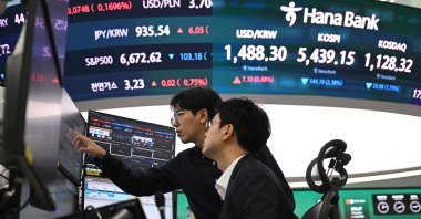 Currency dealers monitor exchange rates as an electronic screen shows South Korea's benchmark stock index (KOSPI) in a foreign exchange dealing room at the Hana Bank headquarters in Seoul, South Korea, March 13, 2026. (AFP Photo)